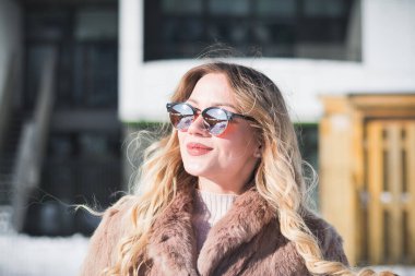 Şehirde kışın güzel bir Rus kız modeli.