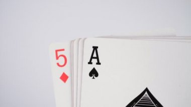 Poker elleri beyaz arkaplanda el kartları kazanıyor