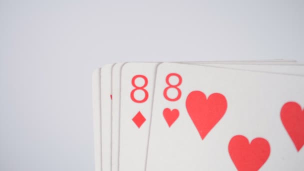 Poker mani mani vincenti carte su sfondo bianco — Video Stock