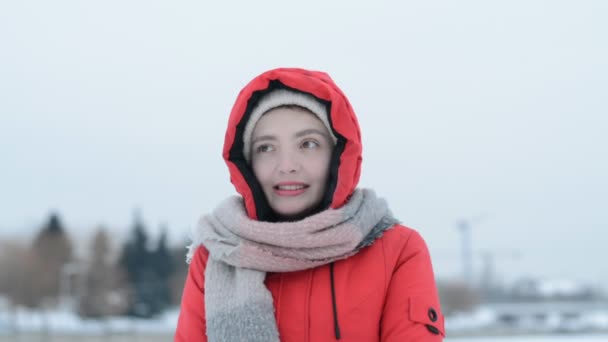 Young girl portrait freezes in winter — Stockvideo