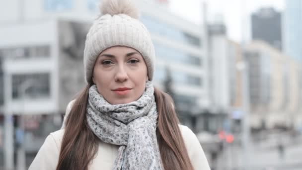 Portrait d'une belle femme fatiguée et triste — Video