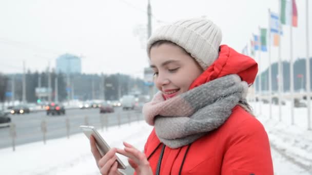 Giovane bella ragazza felice sorridente ritratto e chiacchierando per strada in inverno — Video Stock