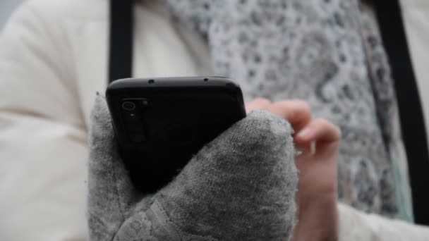 Mains féminines dans les mitaines et le téléphone — Video