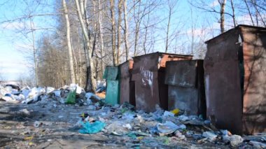 Yasadışı çöplükte çöp.
