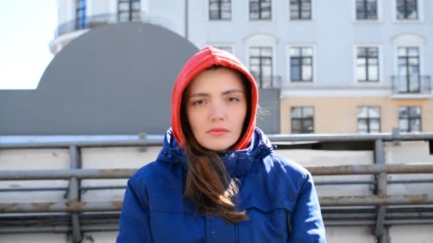 Menina triste caucasiana bonita ao ar livre — Vídeo de Stock