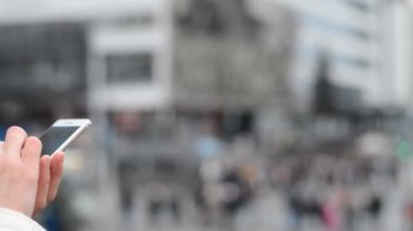 Kafkasyalı kadının elindeki akıllı telefonu kapat ve o da telefonu dinleyip mesaj atıyor.