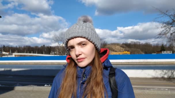 Vackra unga ryska flicka hipster porträtt utomhus på en vår kall solig dag — Stockvideo
