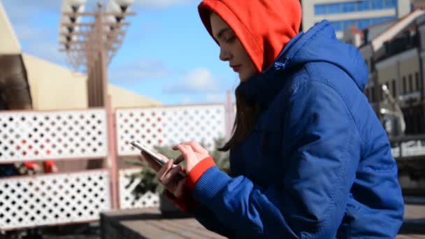 Pobre estudiante sentada y mirando su teléfono inteligente — Vídeo de stock