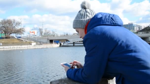 Rosyjska młoda studentka w zimnym sezonie wiosną, jesienią lub zimą stoi na ulicy — Wideo stockowe