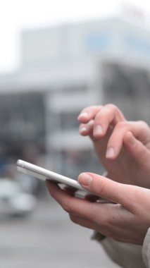 Kadın parmakları ve akıllı telefon.