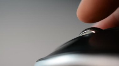 Çalışma masasındaki bilgisayar faresi