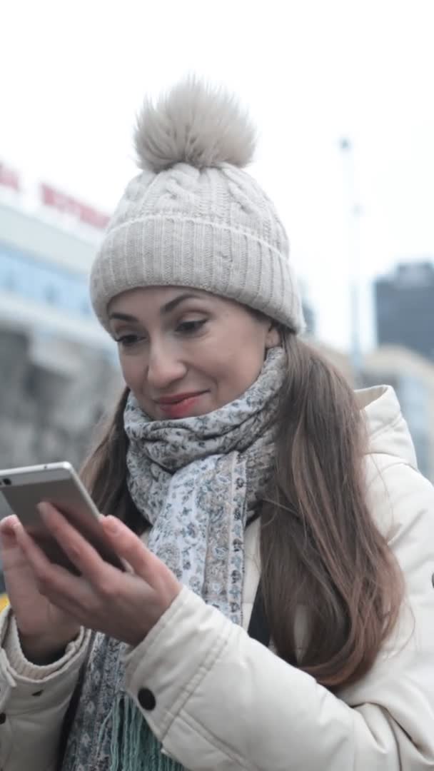 Közelkép egy boldog felnőtt nő használ okos telefon — Stock videók