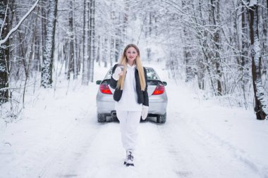 Güzel bir kızın portresi. Kışlık giysiler içinde. Ormanda.