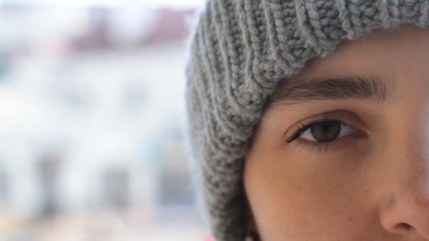 Szoros szemű barna egy fiatal lány — Stock videók