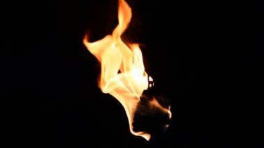 ateş siyah arkaplanda kapanıyor