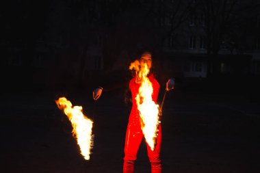 Bir kız gece bir yangın gösterisi gösterir.