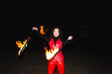 Bir kız gece bir yangın gösterisi gösterir.