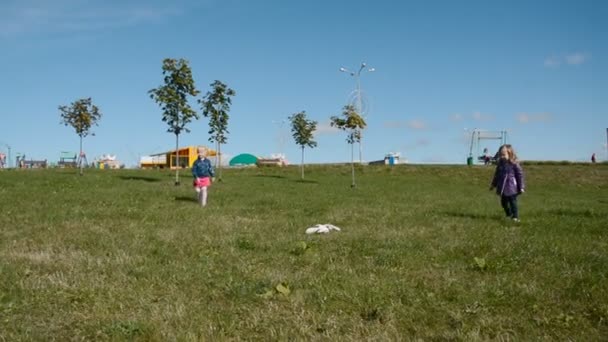 春の公園で遊んでいる2人の女の子 — ストック動画