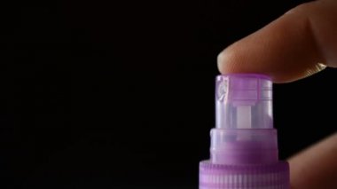 Parfüm sıkma ya da termal su şişesi.