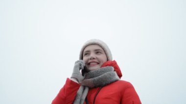 Hipster öğrenci telefonda konuşuyor.