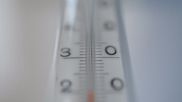 Escala de termómetro cerca sobre blanco — Vídeos de Stock
