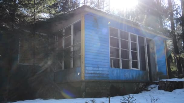 Opuszczony dom w lesie — Wideo stockowe