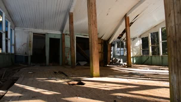 Interior de un edificio de madera abandonado — Vídeos de Stock