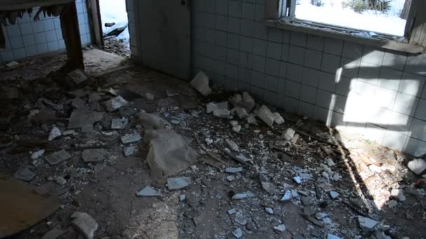 Egy elhagyatott betonépület belseje — Stock videók