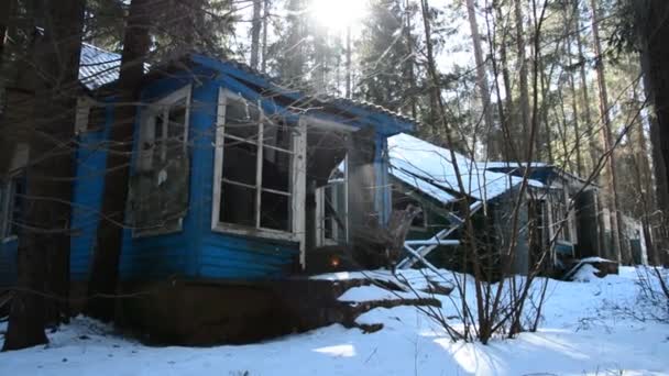 Una casa de madera abandonada en un bosque siberiano, colonia de un asentamiento de presos políticos — Vídeo de stock