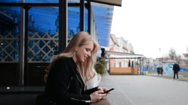 Akıllı telefondan internette sörf yapan Kafkasyalı moda kızı.