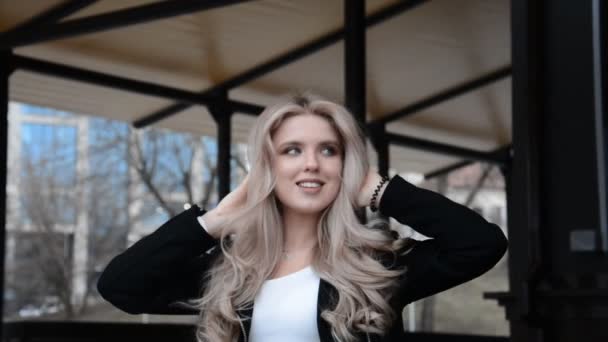 Piękne blondynka dziewczyna odkryty portret — Wideo stockowe