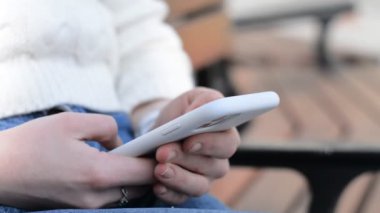 Kız eli akıllı telefon kullanıyor.