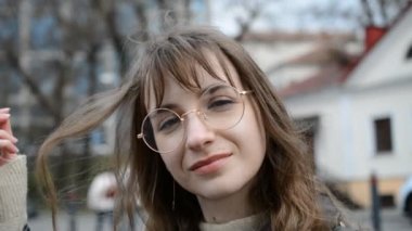 Kampüste gözlüklü güzel kız portresi.