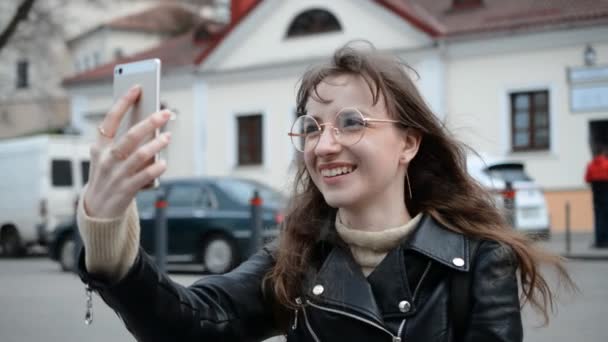 Glad vit ung kvinna talar med vänner genom videosamtal via smartphone — Stockvideo