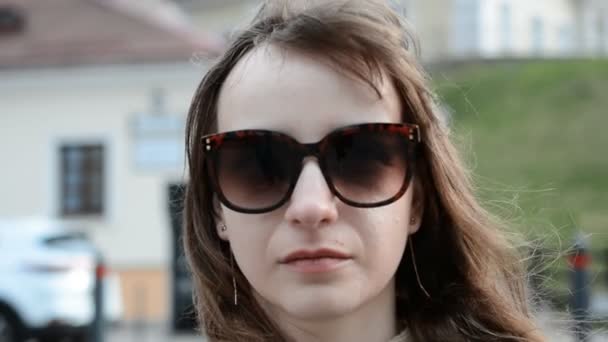 Серйозний або сумний портрет дівчини в сонцезахисних окулярах — стокове відео