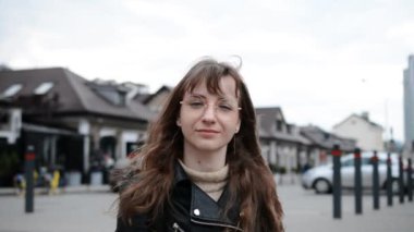 Uzun saçlı genç bir kadının portresi