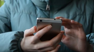 Kapalı kadın elleri akıllı telefon ekranına dokunuyor