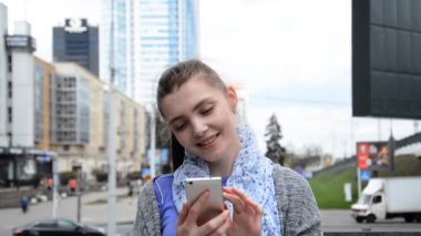 Akıllı telefonuyla güzel bir beyaz kız portresi çizmiş.