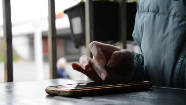 Žena ruční psaní zprávu na dotykovém telefonu na stole — Stock video