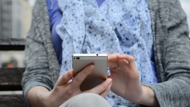 Vista frontal de una mujer caucásica manos utilizando el teléfono inteligente — Vídeos de Stock