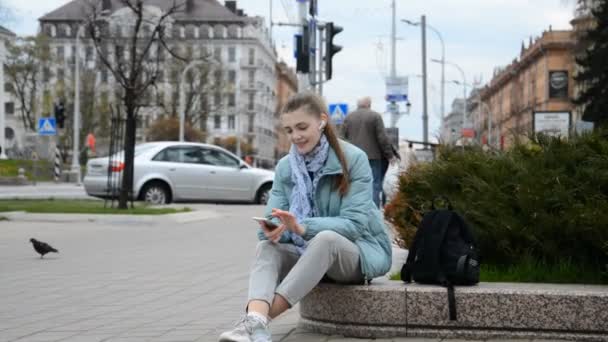 Feliz chica pelirroja hipster comunicarse por teléfono móvil — Vídeo de stock