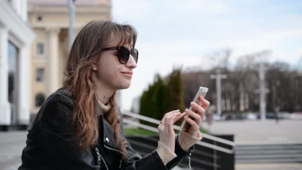 Femme caucasienne écrit le message — Video