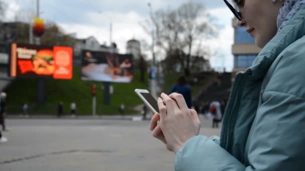 Retrato de una joven caucásica mirando el celular — Vídeo de stock