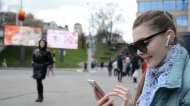 Dışarıdaki güzel beyaz kadının yan görünüşü.