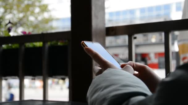 Smartphone em mãos meninas durante a conversa — Vídeo de Stock