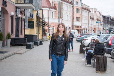 Yaz güneşli bir hayat tarzı. Sokakta yürüyen genç ve şık bir hipster kadın.