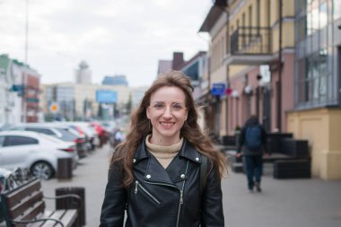 Yaz güneşli bir hayat tarzı. Sokakta yürüyen genç ve şık bir hipster kadın.