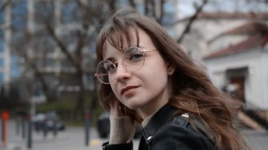 Gözlüklü güzel beyaz kız.