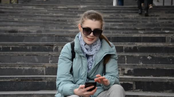 Kavkazská žena psaní Telefon Zpráva na sociální síti — Stock video