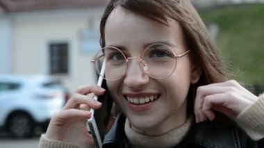 Yanlız genç kadın portresi sigara içerken konuşuyor.